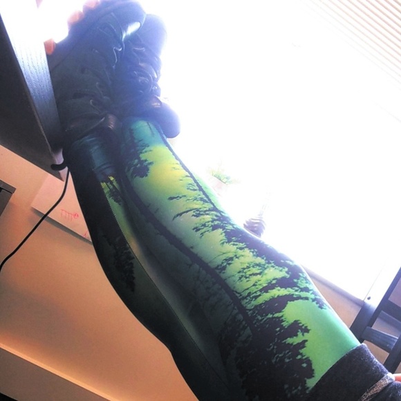 Blackmilk Aurora Skye leggings M - Picture 8 of 8